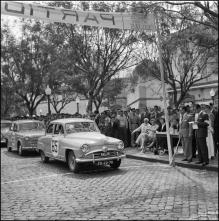Automóvel de competição Simca do piloto Diogo M. Freitas, na linha de partida da 1ª Volta à Ilha da Madeira, na Avenida Arriaga, Freguesia da Sé, Concelho do Funchal