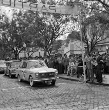 Automóvel de competição Austin do piloto Luís Malheiro Araújo, na linha de partida da 1ª Volta à Ilha da Madeira, na Avenida Arriaga, Freguesia da Sé, Concelho do Funchal