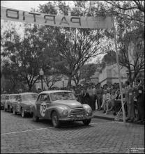 Automóvel de competição D.K.W. do piloto Orlando Martinho, na linha de partida da 1ª Volta à Ilha da Madeira, na Avenida Arriaga, Freguesia da Sé, Concelho do Funchal
