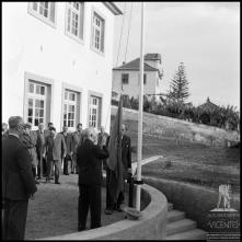 Brigadeiro Rui da Cunha e Meneses, governador civil do Funchal, a içar a bandeira nacional na inauguração da Escola Masculina de Santa Maria Maior (atual Escola de São Filipe), Freguesia de Santa Maria Maior, Concelho do Funchal