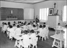 Crianças numa sala do Jardim-Escola do Bairro da Ribeira de João Gomes, Freguesia de Santa Maria Maior, Concelho do Funchal