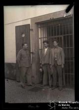 Retrato do chefe Óscar Dória, Fernando Faria e Manuel Teixeira na cadeia do Funchal, Freguesia de São Pedro (atual Freguesia da Sé), Concelho do Funchal