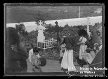 Mulheres e crianças no cemitério de Câmara de Lobos para cuja capela foram transportadas as vítimas da derrocada do Cabo do Rancho, Freguesia e Concelho de Câmara de Lobos