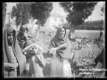 Mulheres no cemitério de Câmara de Lobos para cuja capela foram transportadas as vítimas da derrocada do Cabo do Rancho, Freguesia e Concelho de Câmara de Lobos