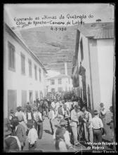 População junto à capela de Nossa Senhora da Conceição, à espera dos cadáveres vítimas da derrocada do Cabo do Rancho, Freguesia e Concelho de Câmara de Lobos