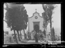 População junto à capela do cemitério de Câmara de Lobos para onde foram levados os cadáveres vítimas da derrocada do Cabo do Rancho, Freguesia e Concelho de Câmara de Lobos