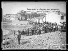 População na praia de Câmara de Lobos à espera da chegada dos cadáveres vítimas da derrocada do Cabo do Rancho, Freguesia e Concelho de Câmara de Lobos