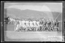 Retrato das duas equipas de futebol que disputaram o desafio, no campo dos Barreiros (atual estádio do Marítimo), no Dia do Sport, inserido na Semana da Tuberculose, Freguesia de São Martinho, Concelho do Funchal