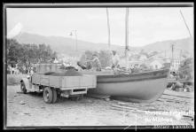 Descarregamento de brita de um barco para um camião da Empresa Industrial Madeirense, na praia, Freguesia de Santa Maria Maior, Concelho do Funchal