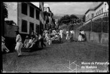 Descida de carros de cesto na rua de Santa Luzia, Freguesia de Santa Luzia, Concelho do Funchal