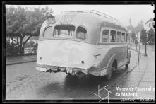 Autocarro acidentado na avenida do Mar (atual avenida do Mar e das Comunidades Madeirenses), Freguesia da Sé, Concelho do Funchal