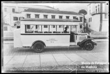 Autocarro n.º 4 da Companhia de Carros de São Gonçalo Lda, na avenida do Mar, (atual avenida do Mar e das Comunidades Madeirenses), Freguesia da Sé, Concelho do Funchal