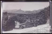 Cinco homens, dentro e junto a um automóvel, numa estrada, em local não identificado, na Ilha da Madeira