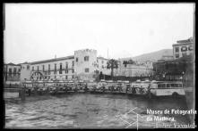 Frota de autocarros, da Companhia de Carros de São Gonçalo, l.da, na avenida do Mar, (atual avenida do Mar e das Comunidades Madeirenses), Freguesia da Sé, Concelho do Funchal