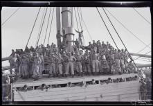 Soldados da 1.ª Companhia Expedicionária da Madeira à Índia, do B. I. I, n.º 19, no navio "Niassa" à chegada ao porto do Funchal 