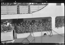 Soldados da 1.ª Companhia Expedicionária da Madeira à Índia, do B. I. I, n.º 19, no navio "Niassa" à chegada ao porto do Funchal 