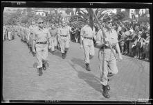 Soldados da 1.ª Companhia Expedicionária da Madeira à Índia, do B. I. I, n.º 19, marchando pela avenida do Mar (atual avenida do Mar e das Comunidades Madeirenses), nas imediações de São Lázaro, Freguesia da Sé, Concelho do Funchal