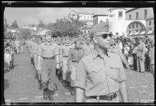 Soldados da 1.ª Companhia Expedicionária da Madeira à Índia, do B. I. I, n.º 19, marchando pela avenida do Mar (atual avenida do Mar e das Comunidades Madeirenses), Freguesia da Sé, Concelho do Funchal