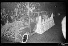 Carro alegórico da firma "William Hinton & Sons" no cortejo luminoso das Festas de Final do Ano na avenida Infante, Freguesia da Sé, Concelho do Funchal 