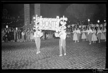 Grupo de marchantes do Monte no cortejo luminoso das Festas de Final do Ano na rotunda do Infante, Freguesia da Sé, Concelho do Funchal