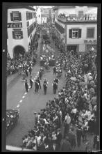 Cortejo Folclórico das Festas de Final do Ano passando pela rua do Bettencourt em direção à rua do Aljube, Freguesia da Sé, Concelho do Funchal