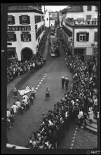 Cortejo Folclórico das Festas de Final do Ano passando pela rua do Bettencourt em direção à rua do Aljube, Freguesia da Sé, Concelho do Funchal
