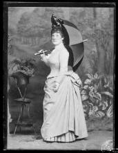 Retrato de uma mulher, esposa de J. B. Firth's (corpo inteiro)