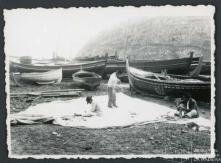 Pescadores a arranjar a vela de um barco na praia de Machico, Freguesia e Concelho de Machico