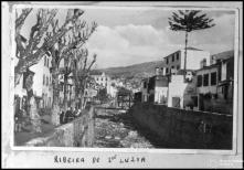 Vista da rua do Príncipe (atual rua 5 de Outubro) e da ribeira de Santa Luzia, de jusante para montante, a partir da ponte de D. Manuel, Freguesia da Sé, Concelho do Funchal