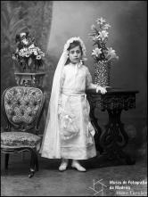 Retrato da menina Maria Isac Spínola com o seu traje da Primeira Comunhão (corpo inteiro)
