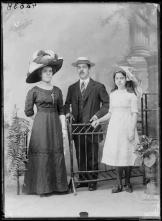 Retrato de A. L. Ferreira acompanhado de duas mulheres (corpo inteiro) 