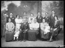 Retrato de Rufino de Abreu e Virgínia da Conceição de Abreu com um grupo de 13 familiares (corpo inteiro)