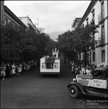 Carro alegórico de São Roque no cortejo de oferendas a favor do Hospital dos Marmeleiros da Santa Casa de Misericórdia do Funchal, na avenida Zarco, Freguesia da Sé, Concelho do Funchal