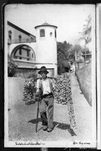 Vendedor ambulante de cebolas e alhos, na rua das Fontes, Freguesia da Sé, Concelho do Funchal 