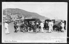 Carros de bois, na rua da Praia (atual avenida do Mar e das Comunidades Madeirenses), Freguesia da Sé, Concelho do Funchal