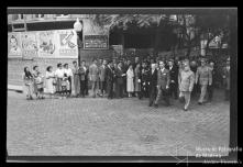 Ministro das Obras Públicas, Eng. Eduardo Arantes e Oliveira, e comitiva percorrendo a avenida Zarco em direção ao edifício da Câmara Municipal do Funchal, Freguesia da Sé, Concelho do Funchal