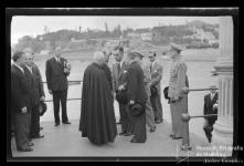 Cónego Manuel Francisco Camacho, vigário-geral da Diocese, prestando cumprimentos ao ministro das Obras Públicas, Eng. Eduardo Arantes e Oliveira, por ocasião da sua chegada ao cais da cidade do Funchal