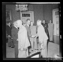 Ministro das Obras Públicas, Eng. Eduardo Arantes e Oliveira, recebendo cumprimentos das entidades militares na Sala Vermelha do Palácio de São Lourenço, Freguesia da Sé, Concelho do Funchal 