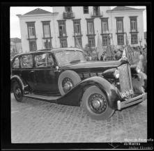 Ministro das Obras Públicas, Eng. Eduardo Arantes e Oliveira, saindo de automóvel da praça do Município, Freguesia da Sé, Concelho do Funchal