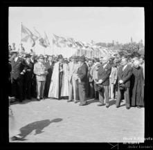 Ministro das Comunicações, general Manuel Gomes de Araújo, e comitiva oficial na avenida do Mar (atual avenida do Mar e das Comunidades Madeirenses), Freguesia da Sé, Concelho do Funchal