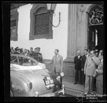 Ministro das Comunicações, general Manuel Gomes de Araújo, dirigindo-se para um automóvel após a sessão de boas-vidas na Câmara Municipal do Funchal