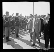 Ministro das Comunicações, general Manuel Gomes de Araújo, recebendo honras da Mocidade Portuguesa à saída do cais da cidade do Funchal 