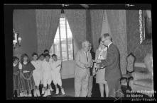 Grupo Folclórico Infantil da Boa Nova sendo recebido pelo presidente Dr. Fernando de Almeida Couto no Salão Nobre da Câmara Municipal do Funchal