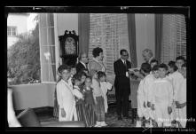 Grupo Folclórico Infantil da Boa Nova e seus dirigentes entregando o disco gravado na Venezuela ao coronel Fernando Homem da Costa no gabinete da presidência da Junta Geral do Funchal