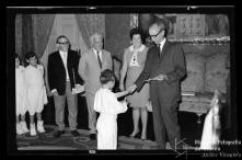 Presidente Dr. Fernando de Almeida Couto procedendo à entrega de um cheque a um menino do Grupo Folclórico Infantil da Boa Nova no Salão Nobre da Câmara Municipal do Funchal 