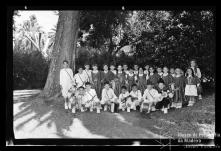 Retrato do Grupo Folclórico Infantil da Boa Nova nos jardins da Quinta Vigia, Freguesia da Sé, Concelho do Funchal 