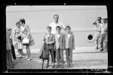 Retrato dos meninos José Marote, António Marote e Carlos Marote, do Grupo Folclórico Infantil da Boa Nova no porto do Funchal antes de iniciar o embarque da viagem à Venezuela  