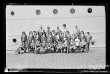 Retrato do Grupo Folclórico Infantil da Boa Nova e seus dirigentes no porto do Funchal antes de iniciar o embarque da viagem à Venezuela  