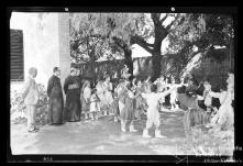 Bispo D. João da Silva Saraiva assistindo a atuação do Grupo Folclórico Infantil da Boa Nova no Paço Episcopal, Freguesia de São Pedro, Concelho do Funchal 