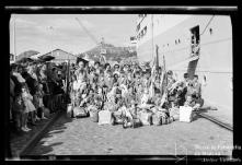 Retrato do Grupo Folclórico Infantil da Boa Nova e seus dirigentes no porto do Funchal após o desembarque do navio "Santa Maria" no regresso da viagem à Venezuela  